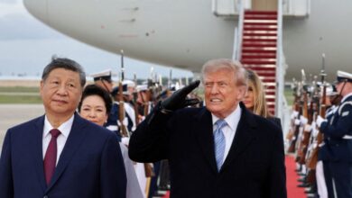 Ο-Τραμπ-«πείραξε»-τη-φωτογραφία-του-με-τον-Σι:-Το-γάντι,-οι-εκφράσεις-και-τα-παπούτσια-της-Μόνικα-Κρόουλι-–-Όλα-όσα-εντόπισε-το-bbc-verify
