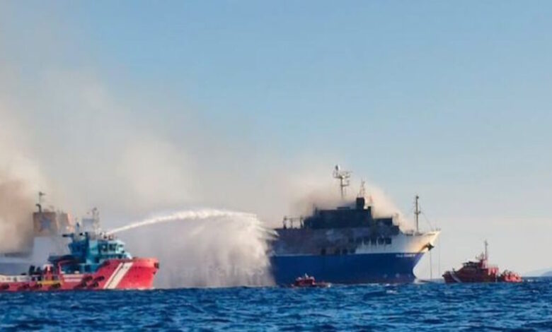 Φωτιά-στο-blue-carrier-2:-Αγώνας-δρόμου-για-να-αποτραπεί-η-βύθιση,-σε-ετοιμότητα-μέσα-απορρύπανσης