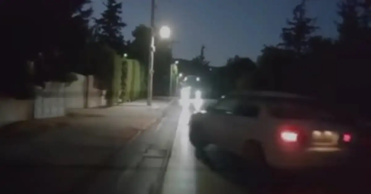 Νέα-Ερυθραία:-Βίντεο-με-αυτοκίνητο-που-μπήκε-στο-αντίθετο-ρεύμα-–-Οδηγός-απέφυγε-τη-σύγκρουση-την-τελευταία-στιγμή