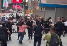 Νέα-Υόρκη:-Τρόμος-στην-times-square-με-δύο-νεκρούς-–-Γυναίκα-μαχαίρωσε-περαστικούς,-την-σκότωσαν-οι-αστυνομικοί