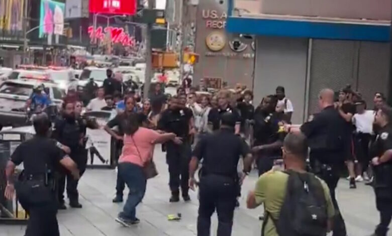 Νέα-Υόρκη:-Τρόμος-στην-times-square-με-δύο-νεκρούς-–-Γυναίκα-μαχαίρωσε-περαστικούς,-την-σκότωσαν-οι-αστυνομικοί