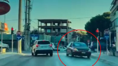 Πεύκη:-Βίντεο-με-αυτοκίνητο-που-μπαίνει-ανάποδα-σε-στενό-–-Τι-καταγγέλλει-οδηγός-που-το-απέφυγε