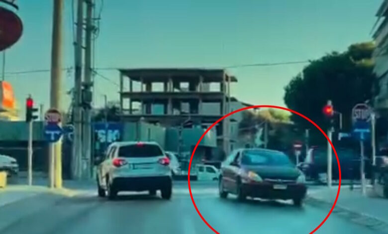 Πεύκη:-Βίντεο-με-αυτοκίνητο-που-μπαίνει-ανάποδα-σε-στενό-–-Τι-καταγγέλλει-οδηγός-που-το-απέφυγε