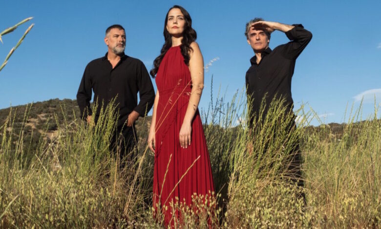 Δυο-Μαύρα-Πουκάμισα:-Κυκλοφόρησε-το-video-clip-του-ομώνυμου-τραγουδιού,-που-ερμηνεύει-ο-Μανώλης-Κονταρός