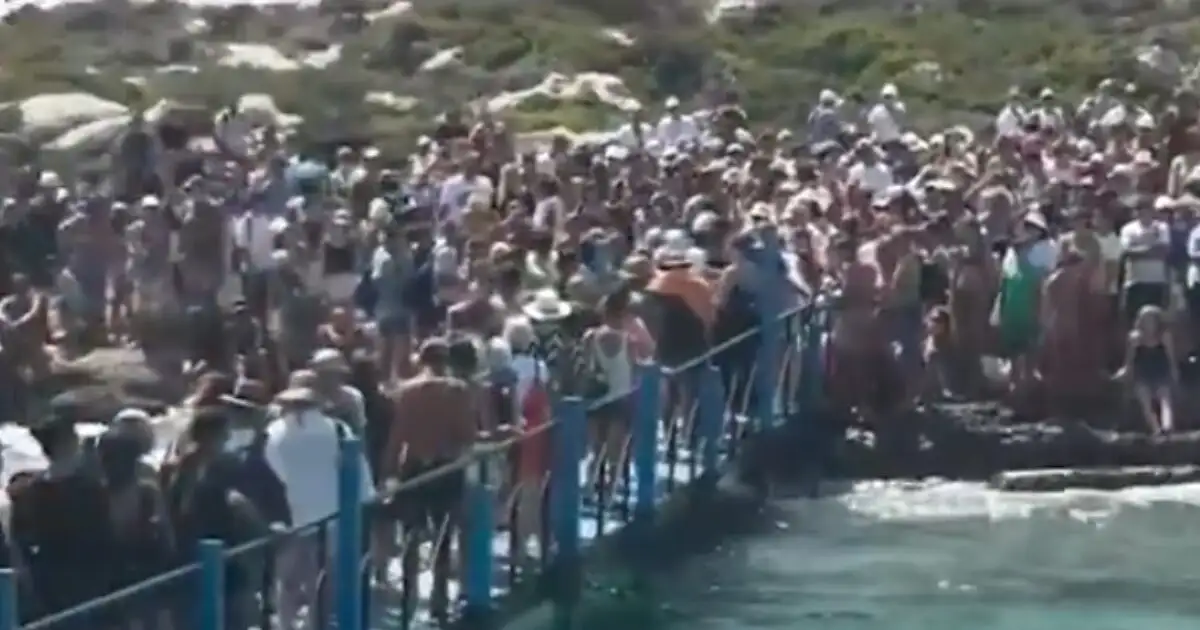 Μπάλος:-Η-παραλία-που-«βουλιάζει»-από-τουρίστες-–-Αντιδράσεις-στα-social-media