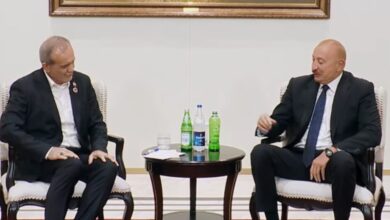 o-Ιλχάμ-Αλίγιεφ-σέρβιρε-τον-Μασούντ-Πεζεσκιάν-και-ήπιανε-νερό-από-το-Αζερμπαϊτζάν