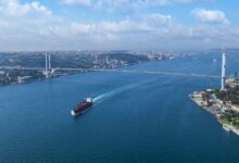 Πλοία-«οχυρά»-στον-Βόσπορο:-Δίχτυα,-λάστιχα-και-δεξαμενές-νερού-απέναντι-στα-drones