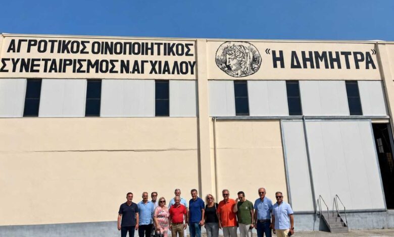 Στον-Αγροτικό-Οινοποιητικό-Συνεταιρισμό-Νέας-Αγχιάλου-«Η-Δήμητρα»-ο-Δημήτρης-Κουρέτας
