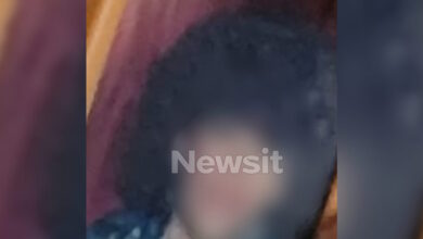 Μαραθώνας:-«Δεν-θυμάμαι-πού-είναι»,-έλεγε-στους-αστυνομικούς-η-κόρη-της-ηλικιωμένης-που-την-έθαψε-για-να-της-παίρνει-την-σύνταξη