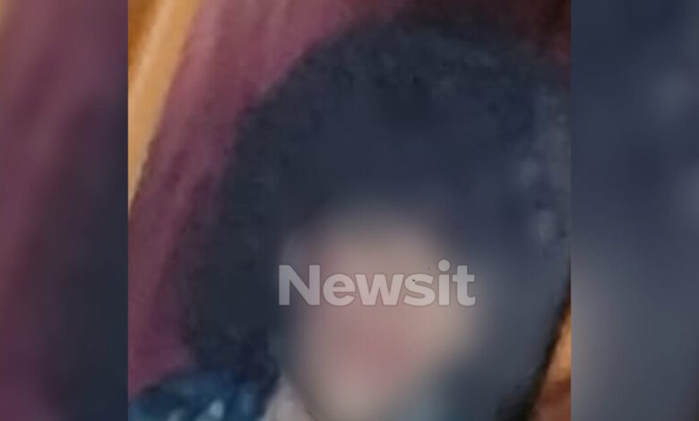 Μαραθώνας:-«Δεν-θυμάμαι-πού-είναι»,-έλεγε-στους-αστυνομικούς-η-κόρη-της-ηλικιωμένης-που-την-έθαψε-για-να-της-παίρνει-την-σύνταξη