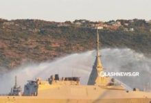 Στο-λιμάνι-της-Σούδας-η-φρεγάτα-«Κίμων»-–-Εντυπωσιακά-πλάνα-από-την-«υδάτινη-αψίδα»-για-την-υποδοχή-της