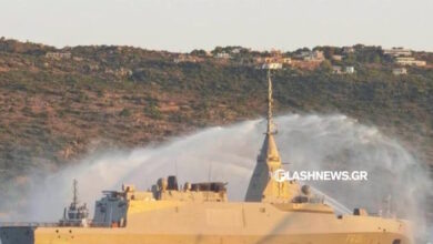 Στο-λιμάνι-της-Σούδας-η-φρεγάτα-«Κίμων»-–-Εντυπωσιακά-πλάνα-από-την-«υδάτινη-αψίδα»-για-την-υποδοχή-της