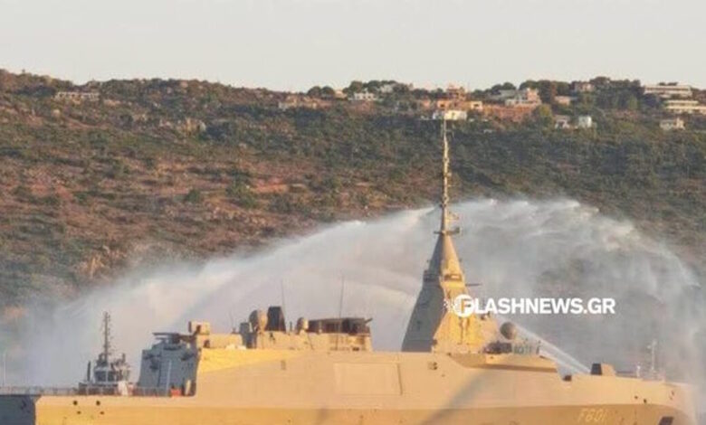 Στο-λιμάνι-της-Σούδας-η-φρεγάτα-«Κίμων»-–-Εντυπωσιακά-πλάνα-από-την-«υδάτινη-αψίδα»-για-την-υποδοχή-της