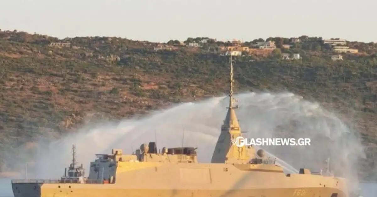 Στο-λιμάνι-της-Σούδας-η-φρεγάτα-«Κίμων»-–-Εντυπωσιακά-πλάνα-από-την-«υδάτινη-αψίδα»-για-την-υποδοχή-της