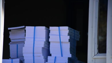«Μύλος»-για-το-σχολικό-βιβλίο-με-εικόνα-«ομόφυλου-ζευγαριού»:-Το-υπουργείο-λέει-ότι-δεν-επιλέγει-το-περιεχόμενο-–-«Είναι-γυναίκα-με-κοντά-μαλλιά»-λέει-ο-εκδοτικός-οίκος