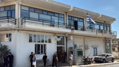 Αυτόπτες-μάρτυρες-περιγράφουν-το-αιματηρό-περιστατικό-στο-ΑΤ-Μάνδρας:-«Πλησίασε-τον-αστυνομικό-για-να-τον-καρφώσει-και-αναγκάστηκε-να-τον-πυροβολήσει»
