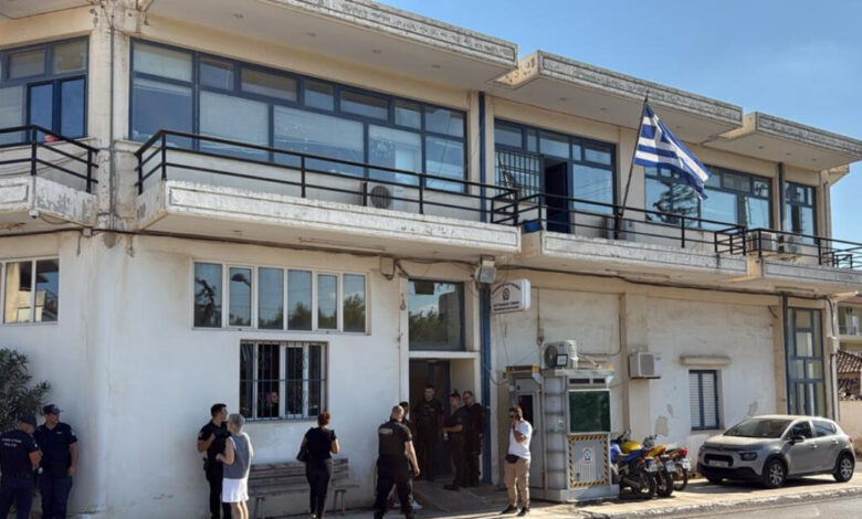Αυτόπτες-μάρτυρες-περιγράφουν-το-αιματηρό-περιστατικό-στο-ΑΤ-Μάνδρας:-«Πλησίασε-τον-αστυνομικό-για-να-τον-καρφώσει-και-αναγκάστηκε-να-τον-πυροβολήσει»