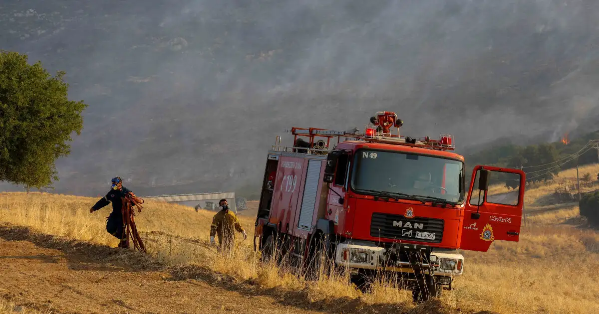 Σαρωνίδα:-Συνελήφθη-38χρονη-για-τη-φωτιά-που-ξεκίνησε-από-αυτοκίνητο-–-Πάνω-από-1,2-εκατ.-ευρώ-τα-πρόστιμα-για-πυρκαγιές