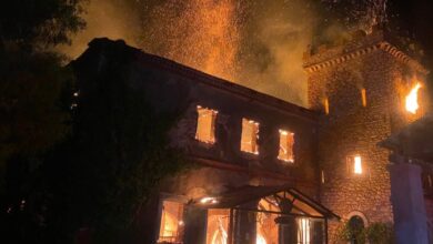 Πάτρα:-Φωτιά-στο-ιστορικό-οινοποιείο-achaia-clauss-–-Εκρήξεις-και-μάχη-να-μην-περάσουν-οι-φλόγες-στο-δάσος