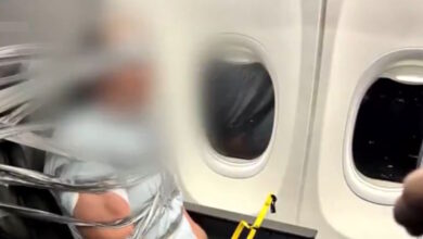 Χάος-σε-πτήση-της-american-airlines:-Έδεσαν-με-ταινία-άνδρα-που-επιτέθηκε-ρατσιστικά-σε-συνεπιβάτες-του