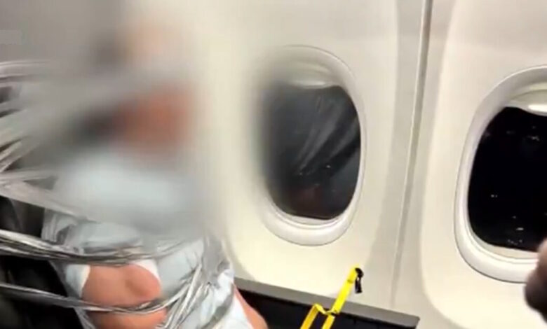 Χάος-σε-πτήση-της-american-airlines:-Έδεσαν-με-ταινία-άνδρα-που-επιτέθηκε-ρατσιστικά-σε-συνεπιβάτες-του