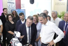 ΔΕΘ-2026:-Ο-Κυριάκος-Μητσοτάκης-στα-εγκαίνια-της-έκθεσης-–-Η-ρετσίνα,-τα-ρομπότ-και-το-ιαπωνικό-τύμπανο