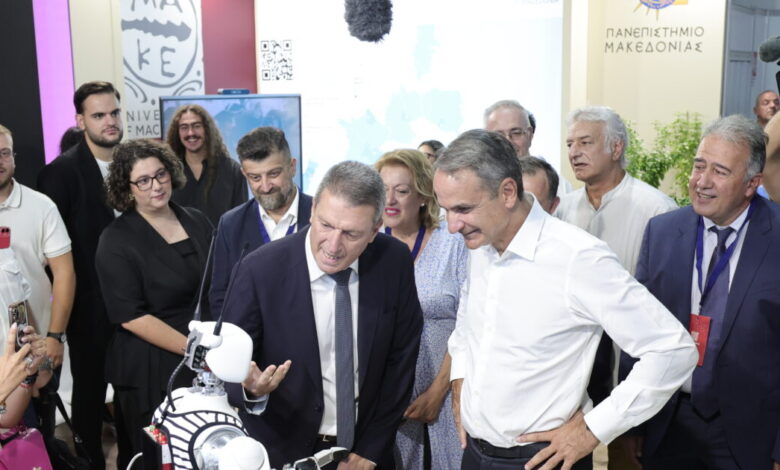 ΔΕΘ-2026:-Ο-Κυριάκος-Μητσοτάκης-στα-εγκαίνια-της-έκθεσης-–-Η-ρετσίνα,-τα-ρομπότ-και-το-ιαπωνικό-τύμπανο