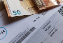 Ρεύμα:-Στο-μισό-οι-χρεώσεις-ΥΚΩ-για-6-εκατ.-παροχές-–-Στόχος-της-κυβέρνησης-η-μείωση-των-λογαριασμών-κατά-30%