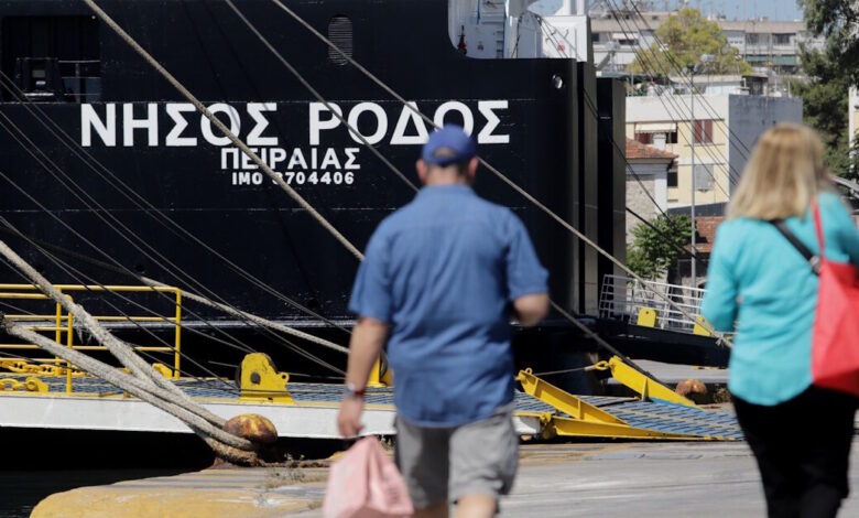 Βλάβη-στον-καταπέλτη-του-«Νήσος-Ρόδος»-λίγο-πριν-αναχωρήσει-από-τον-Πειραιά