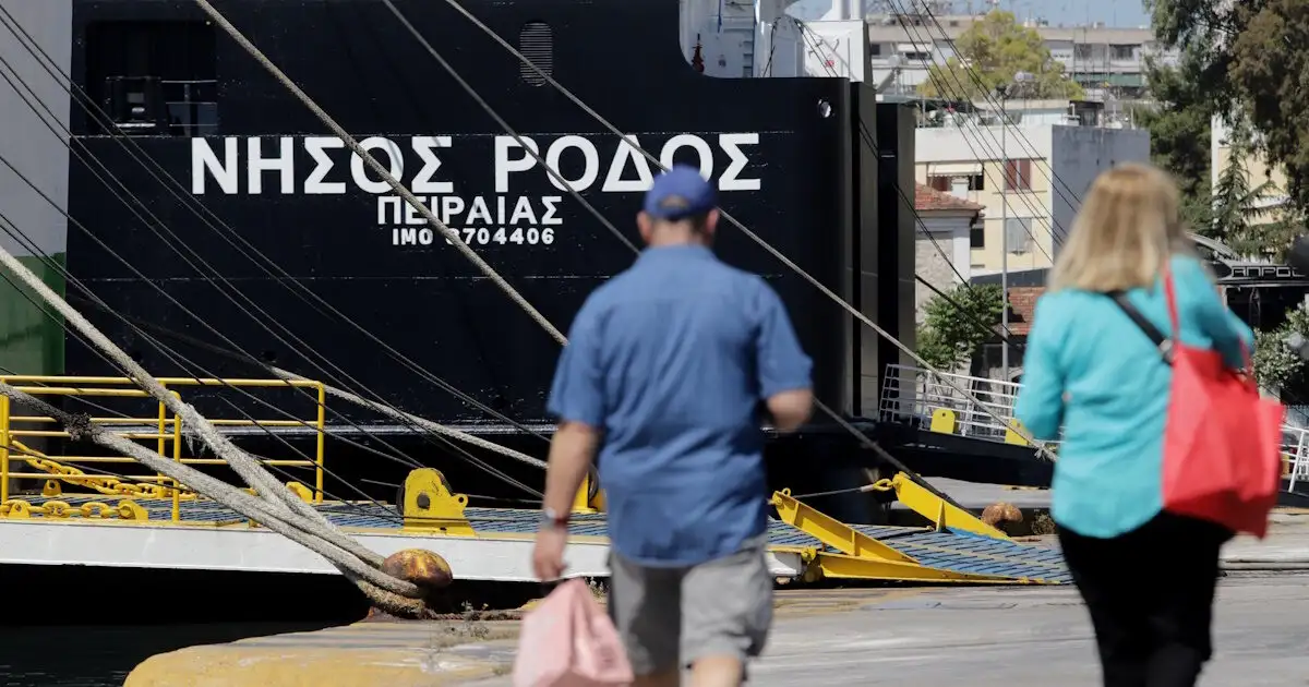 Βλάβη-στον-καταπέλτη-του-«Νήσος-Ρόδος»-λίγο-πριν-αναχωρήσει-από-τον-Πειραιά