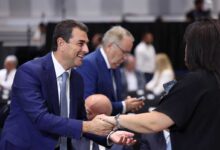 Σκρέκας-στη-ΔΕΘ:-Δεν-προλάβαινε-τις-χειραψίες