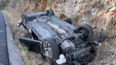 Αμφιλοχία:-Αυτοκίνητο-τούμπαρε-σε-χαντάκι-–-Από-θαύμα-σώθηκε-οικογένεια-που-γυρνούσε-από-τη-θάλασσα