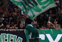 Παναθηναϊκός-–-ΠΑΟΚ:-Ο-Ανδρέας-Τετέι-έκανε-το-3-0-και-πανηγύρισε-έξαλλα-στην-κερκίδα-με-τους-οπαδούς-του-«τριφυλλιού»