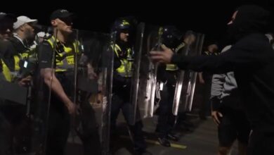 Βρετανία:-Ακροδεξιοί-έστησαν-μπλόκο-σε-λεωφορεία-με-μετανάστες-στο-Πόρτσμουθ