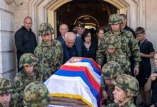 Ο-Ράτκο-Μλάντιτς-απειλεί-το-ευρωπαϊκό-μέλλον-της-Σερβίας-–-«Ο-εκθειασμός-εγκληματία-πολέμου-δεν-έχει-θέση-σε-υποψήφια-χώρα»-προειδοποιεί-η-ΕΕ