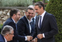 Η-ΝΔ-αφήνει-ανοιχτή-την-πόρτα-για-συνεργασίες-μετά-τις-εκλογές-–-«Μάχη»-για-τον-επαναπατρισμό-των-ψηφοφόρων-του-2023-και-τη-δεξαμενή-Τσίπρα-–-Ανδρουλάκη