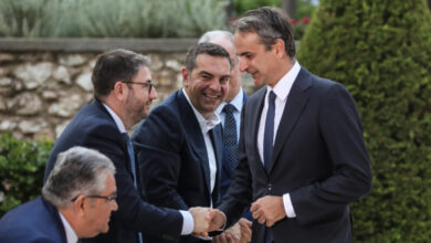 Η-ΝΔ-αφήνει-ανοιχτή-την-πόρτα-για-συνεργασίες-μετά-τις-εκλογές-–-«Μάχη»-για-τον-επαναπατρισμό-των-ψηφοφόρων-του-2023-και-τη-δεξαμενή-Τσίπρα-–-Ανδρουλάκη