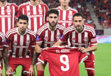 Ολυμπιακός-–-Βόλος:-Οι-παίκτες-των-Πειραιωτών-εμφανίστηκαν-με-φανέλα-του-Αγιούμπ-Ελ-Κααμπί-στο-«Καραϊσκάκης»