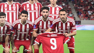 Ολυμπιακός-–-Βόλος:-Οι-παίκτες-των-Πειραιωτών-εμφανίστηκαν-με-φανέλα-του-Αγιούμπ-Ελ-Κααμπί-στο-«Καραϊσκάκης»