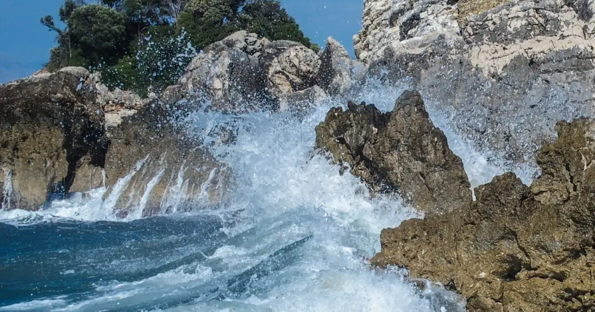 Καιρός-αύριο:-Στους-33-βαθμούς-η-θερμοκρασία,-νεφώσεις-και-και-ισχυρά-μελτέμια-έως-7-μποφόρ