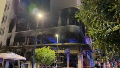Πειραιάς:-Καταστράφηκε-ολοσχερώς-κτίριο-μετά-από-φωτιά-–-Απέμειναν-μόνο-οι-λαμαρίνες-και-ο-σκελετός