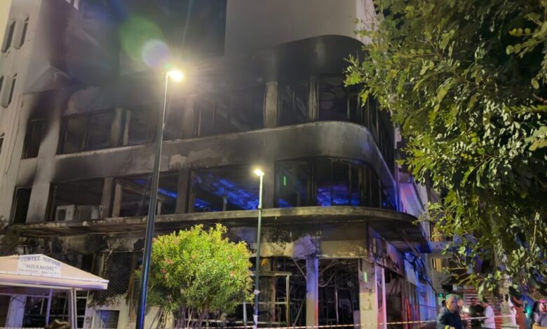 Πειραιάς:-Καταστράφηκε-ολοσχερώς-κτίριο-μετά-από-φωτιά-–-Απέμειναν-μόνο-οι-λαμαρίνες-και-ο-σκελετός