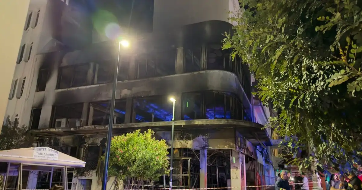 Πειραιάς:-Καταστράφηκε-ολοσχερώς-κτίριο-μετά-από-φωτιά-–-Απέμειναν-μόνο-οι-λαμαρίνες-και-ο-σκελετός