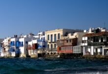 Μύκονος:-Υπάλληλος-καταγγέλλει-ξενοδοχείο-για-«μαύρες»-πληρωμές,-κάμερες-με-μικρόφωνα-και-γεύματα-σε-συσκευασίες-γατοτροφής