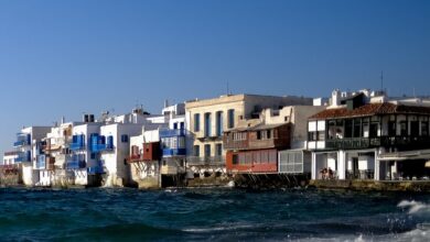 Μύκονος:-Υπάλληλος-καταγγέλλει-ξενοδοχείο-για-«μαύρες»-πληρωμές,-κάμερες-με-μικρόφωνα-και-γεύματα-σε-συσκευασίες-γατοτροφής