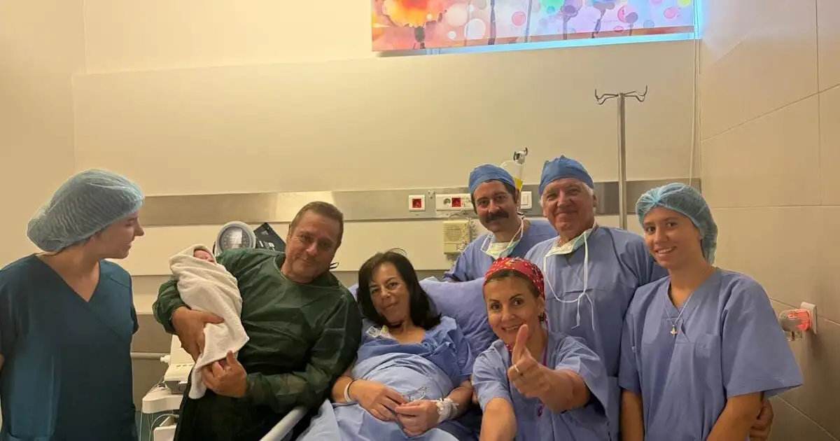 Αθήνα:-Βρέφος-γεννήθηκε-από-έμβρυο-που-βρισκόταν-22-χρόνια-σε-κρυοσυντήρηση-–-Η-οικογένεια-είχε-χάσει-τον-21χρονο-γιο-της-σε-τροχαίο