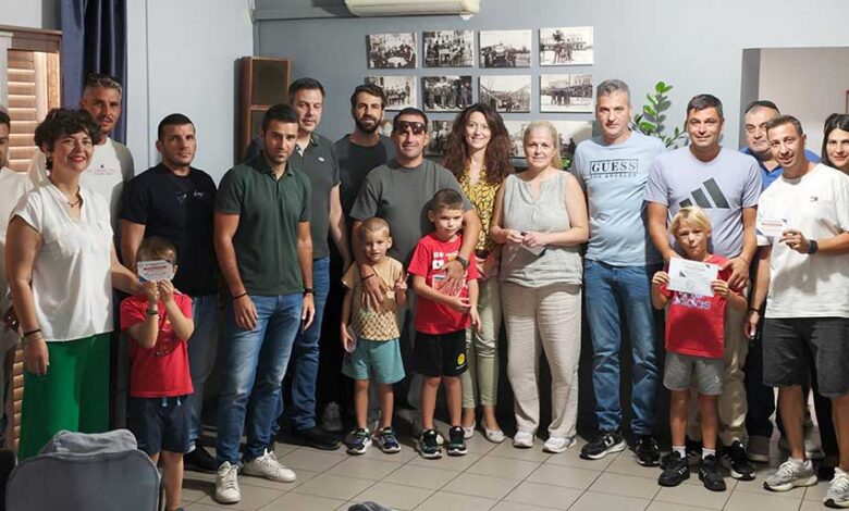 Ένα-βοήθημα-για-29-πρωτάκια-από-τους-αστυνομικούς-των-Τρικάλων
