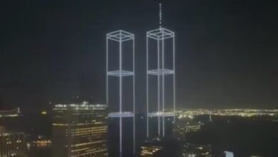 Νέα-Υόρκη:-Οι-Δίδυμοι-Πύργοι-«υψώθηκαν»-στον-ουρανό-από-2.977-drones-–-Κάθε-drone-συμβόλιζε-ένα-από-τα-θύματα