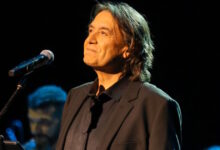 Ο-Γιάννης-Κότσιρας-αποχαιρέτησε-τον-Γιώργο-Μαζωνάκη,-ερμηνεύοντας-το-«Ανήκω-σε-μένα»-σε-συναυλία-του