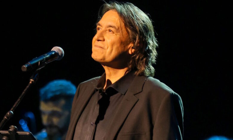 Ο-Γιάννης-Κότσιρας-αποχαιρέτησε-τον-Γιώργο-Μαζωνάκη,-ερμηνεύοντας-το-«Ανήκω-σε-μένα»-σε-συναυλία-του